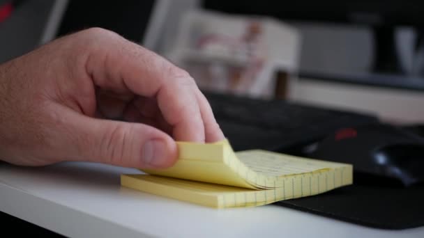 Biznesmen przeglądanie Sticky Notes Szukaj małe i ważne uwagi techniczne — Wideo stockowe