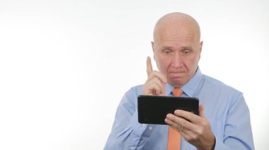 İş adamı Tablet Kablosuz Iletişimi kullanarak metin okuma