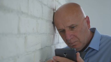 Cep telefonu kablosuz ağ kullanarak ofis metin sad Işadamı