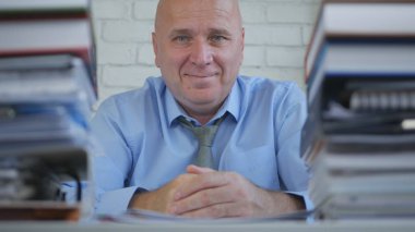 Muhasebe Arşivi 'nde işadamı Iş Smile memnun bakıyor