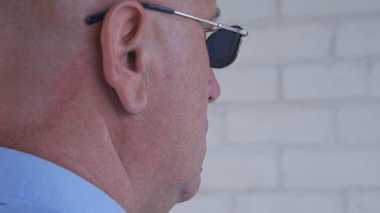 Güneş gözlüğü takıyor kendine güvenen bir işadamı ile görüntü
