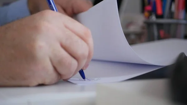 Бухгалтерские документы, подписанные бизнесменом в офисе — стоковое фото