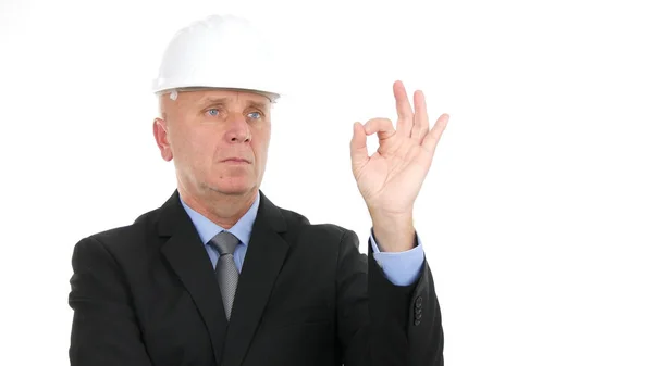 Zelfverzekerd ingenieur maken goede job hand teken OK gebaren — Stockfoto