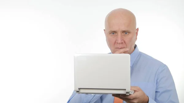 Серьезный бизнесмен изображения чтения плохих финансовых новостей на ноутбуке — стоковое фото