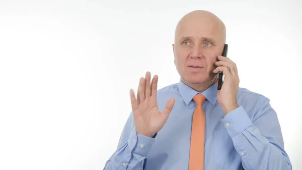 失望したビジネスマンの話携帯電話上の悪いニュースは、神経質な手のジェスチャーを作る — ストック写真