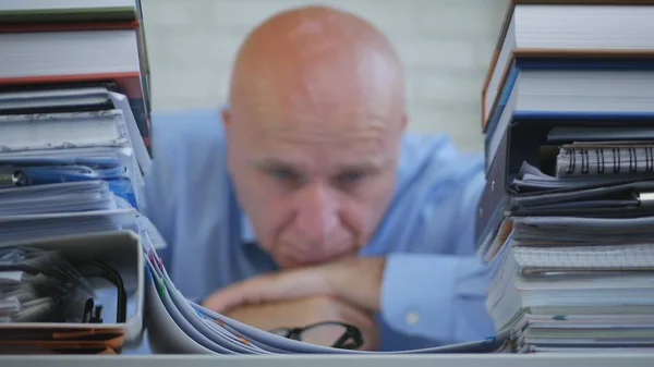 Imagem de Empresário Deprimido e Desiludido Preocupado no Arquivo de Contabilidade — Fotografia de Stock