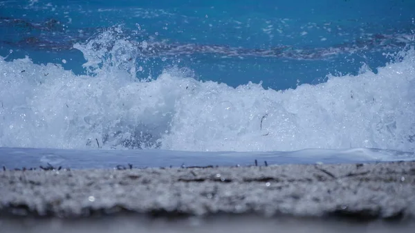 地中海白色泡沫的蓝色水和波浪 — 图库照片