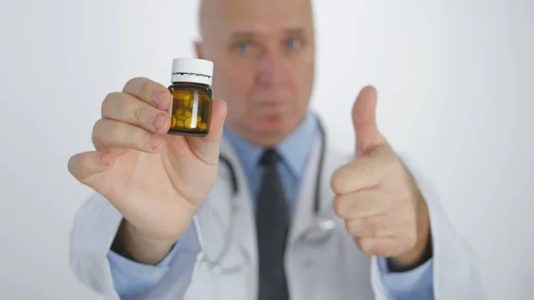 Doctor Image Thumbs Up Recommend Confident Medical Treatment with Vitamin Pills — Stock Photo, Image