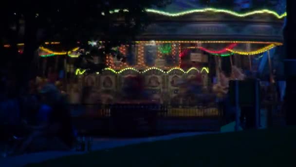 Night timelapse met verlichte en gekleurde carrousel spinnen snel in Londen Downtown — Stockvideo