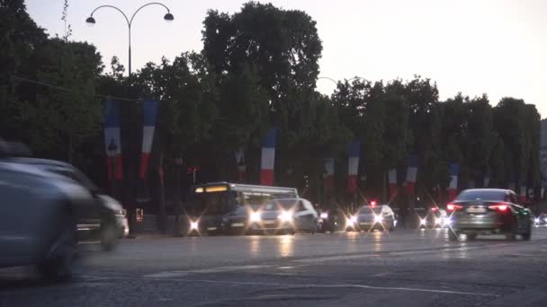 Paris centrum ruchu samochodowego na Champs-Elyses Boulevard w Crepuscle Light — Wideo stockowe