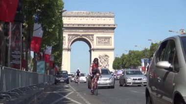Arka Planda Araba Trafiği ve Arc de Triomphe ile Champs-Elyses Bulvarı
