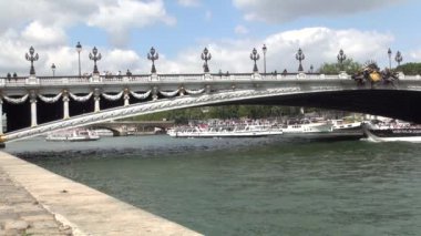 Seine Nehri ve Turistler Tekneler Yelken Üzerinde Köprü ile Paris Downtown Görüntü