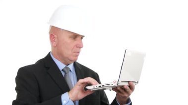 Emin Mühendis Elinde Laptop ile Çalışma Veritabanında Bilgi Tanıtımı
