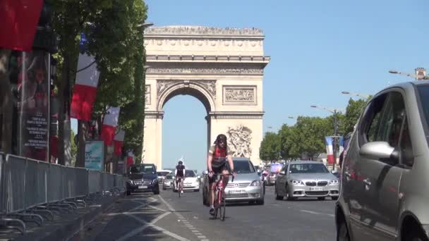 Champs-Elyses Boulevard con traffico auto e Arco di Trionfo sullo sfondo — Video Stock