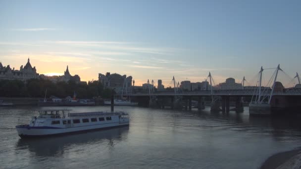 London kép egy híd és egy turista hajó állomásozott a Temze folyón — Stock videók