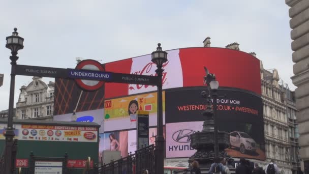 Piccadilly Circus tunnelbana entré i underjordiska London kollektivtrafik — Stockvideo