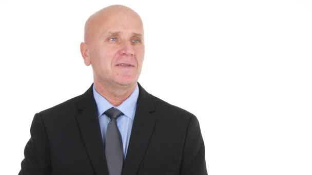 Black suit üzletember beszél és mosolyogva egy sajtótájékoztatón — Stock videók