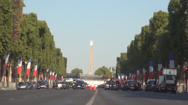 Muitos carros na Champs-Elyses Boulevard na hora do Rush parou no semáforo vermelho — Vídeo de Stock