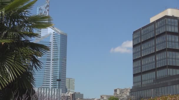 Gebäude des Pariser Finanzzentrums mit moderner Architektur in der Innenstadt Wolkenkratzer — Stockvideo