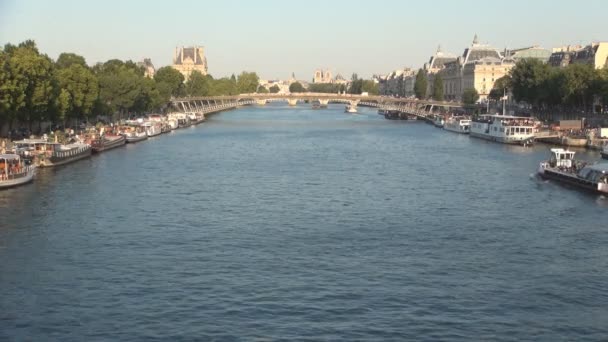 Paris Downtown Image z Sekwany rzeka i turyści łodzie żeglarstwo na watercourse — Wideo stockowe