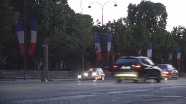 Paris centrum ruchu samochodowego na Champs-Elyses Boulevard w Crepuscle Light — Wideo stockowe