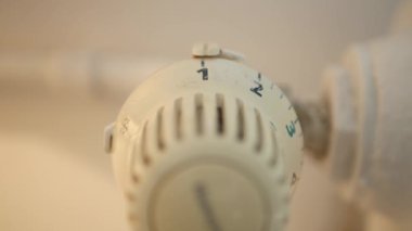 Termostat Vanasından Ev Radyatör Sıcaklığını Enerji Tasarrufu Sağlayan Adam Ayarı