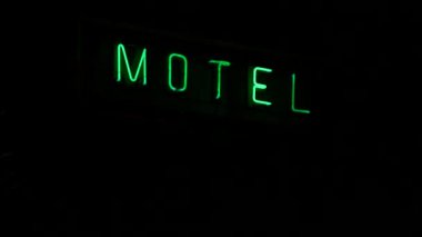 Otobanda Gece Yeşil Neon Harfler aydınlatma ile Retro Motel İşareti
