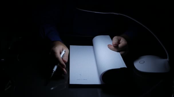 夜遅くにオフィスルームでビジネスマンは、ペンを使用して契約書を読み書きします — ストック動画