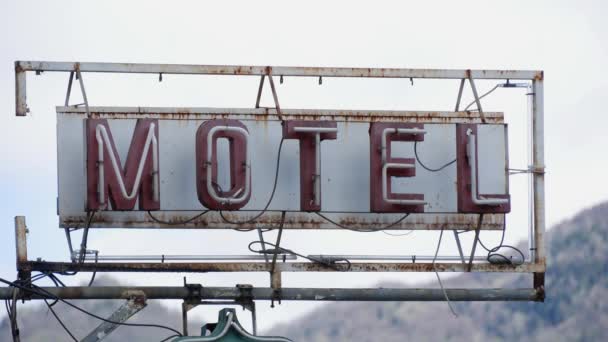 汽车旅馆老和破碎的广告与霓虹灯字母在高速公路上 — 图库视频影像