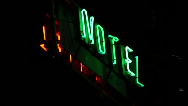 Retro Motel teken met rode en groene neon letters verlichting in de nacht op de weg — Stockvideo