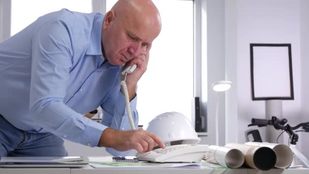 Engenheiro confiante na sala de escritório Iniciar uma chamada telefônica usando telefone fixo da empresa — Vídeo de Stock