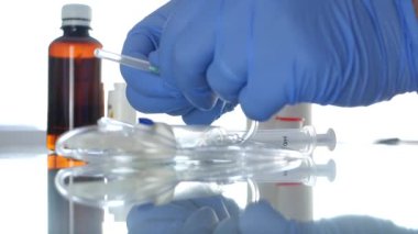 Özel Eldivenlerle Korunan Doktor Elleri Perfüzyon İğnesi Kontrol