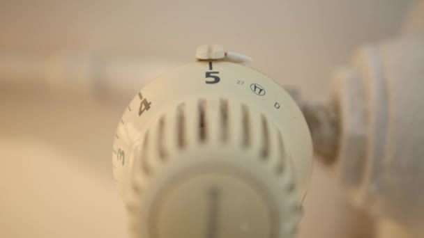Acercamiento hombre mano ajuste la temperatura del radiador dentro de la habitación de la oficina — Vídeos de Stock