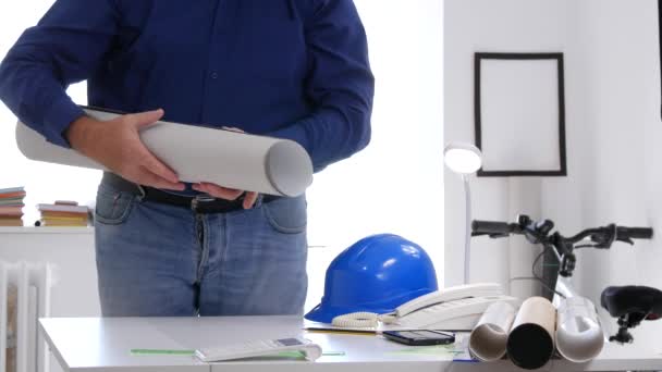 Ingeniero cansado termina tarde Toma el casco y deja la oficina de arquitectos — Vídeos de Stock