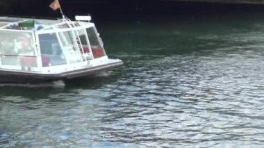 Paris City Seine Nehri üzerinde bir Gezi güzel bir Turist Tekne ile Görüntü