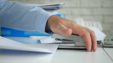 İşadamı İş Ofis Arşiv Sözleşmeleri ve Belgeler Zımba Kullanarak