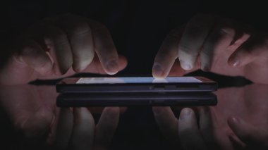 Karanlık Ofis Erişim Internet Bağlantısı nda Cep Telefonu Dokunmatik Ekran Kullanarak Adam Metin