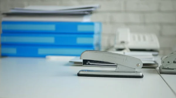Письменное изображение офиса с архивными документами и степлером, используемым для сшивания бумаги — стоковое фото