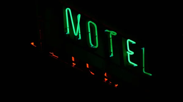 Panel publicitario de Motel con iluminación de letras de neón rojas y verdes —  Fotos de Stock