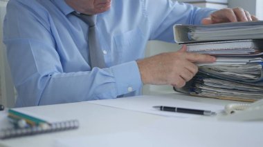 Muhasebe arşiv ofisinde çalışan işadamı görüntüsü