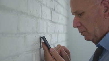 Cep telefonu kablosuz ağ kullanarak ofis metin sad Işadamı