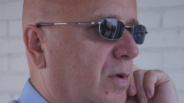 İletişim için Gizli Kulak Telefonları Kullanarak Emin Bodyguard Görüntü