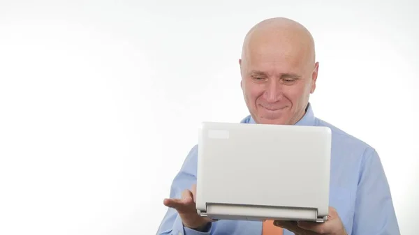 Happy Businessman Leitura de imagem Financeira Boas notícias no laptop — Fotografia de Stock