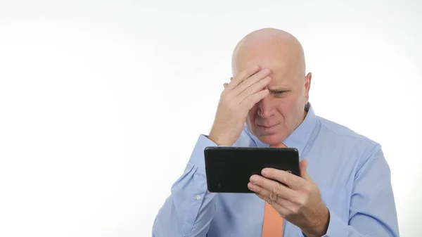 Geschäftsmann liest Finanznachrichten auf Touch-Tablet und gestikuliert enttäuscht — Stockfoto