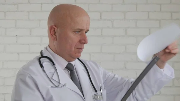 Уверенный в себе доктор, читающий медицинские тесты в больничной клинике — стоковое фото