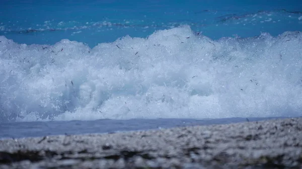 地中海的蓝水与大白浪 — 图库照片