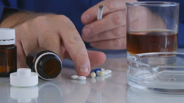 Alkol ve Sigara ile Tıbbi Pills Taking Man ile Görüntü