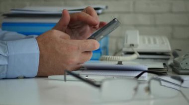 Muhasebe Ofisi Metin Cep Telefonu Kablosuz İletişim kullanarak İşadamı