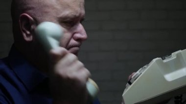 Endişeli Kişi Telefon Konuşmasını Bitir ve Hayal Kırıklığına Uğrat