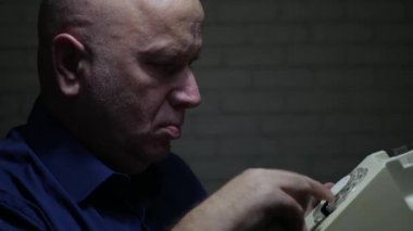 Elinde Telefon la Ofis Karanlığında Yaşlı Kişi Telefon Numarasını Çevir
